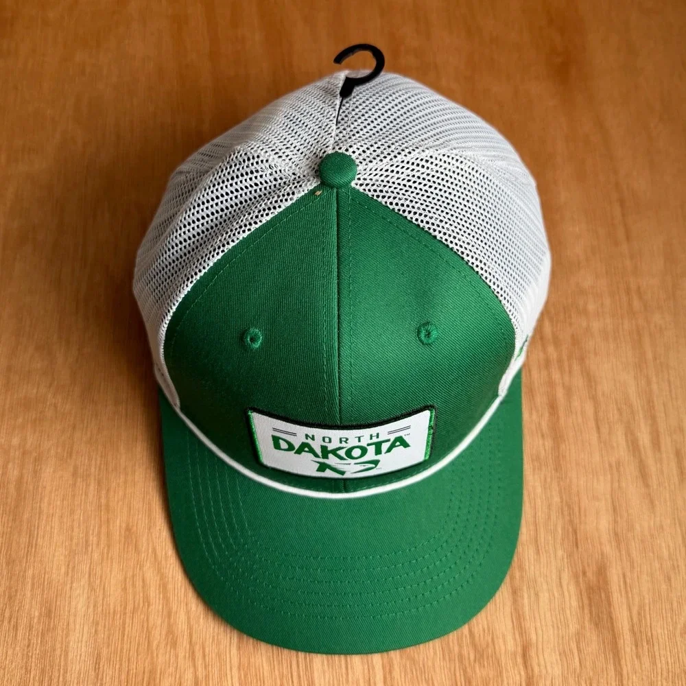 North Dakota Fighting Hawks Green Mesh Snapback Trucker Hat Cap streetwear retro